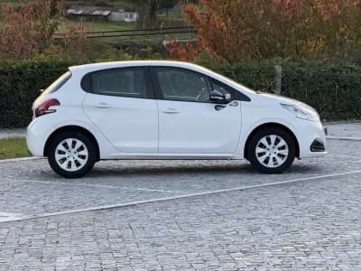 Vendo Peugeot 208 2016 - 7500 EUR, 121000 km - AUTO.MOTO.pt