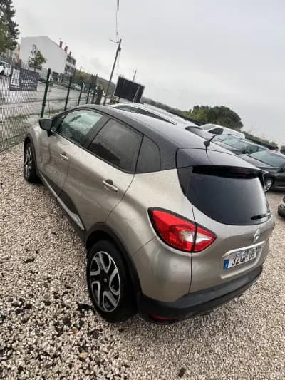 Vendo Renault Captur 2015 - 10999 EUR, 270000 km - AUTO.MOTO.pt