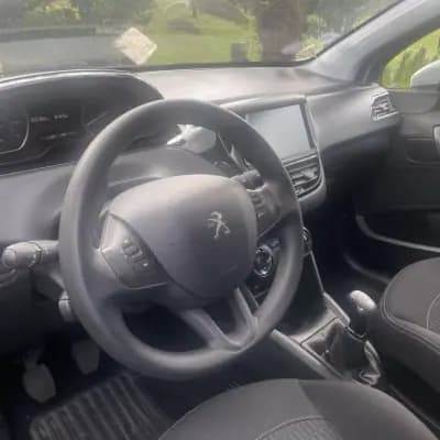 Vendo Peugeot 208 2016 - 9990 EUR, 103782 km - AUTO.MOTO.pt