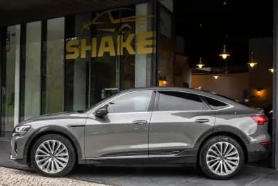 Vendo Audi Q8 e-Tron Sportback 2023 - 52900 EUR, 34353 km - AUTO.MOTO.pt