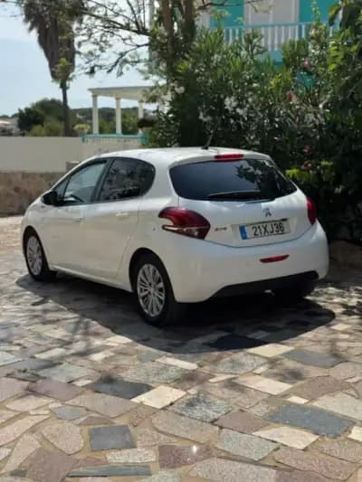 Vendo Peugeot 208 2013 - 14990 EUR, 103386 km - AUTO.MOTO.pt