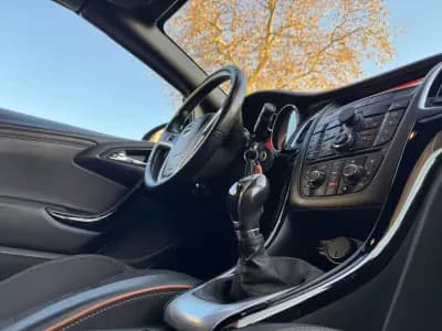 Vendo Opel Cascada 2018 - 16900 EUR, 128000 km - AUTO.MOTO.pt