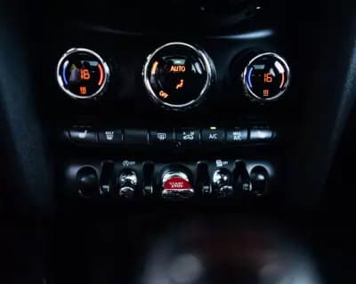 Vendo MINI Cooper 2015 - 19990 EUR, 135300 km - AUTO.MOTO.pt