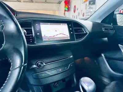 Vendo Peugeot 308 2018 - 11990 EUR, 102610 km - AUTO.MOTO.pt
