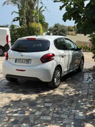 Vendo Peugeot 208 2013 - 14990 EUR, 103386 km - AUTO.MOTO.pt
