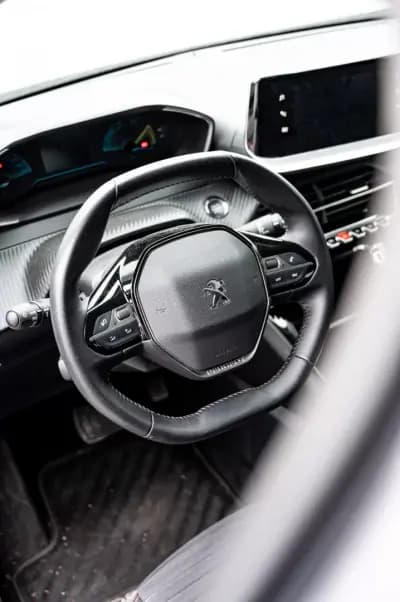 Sell Peugeot e-2008 2021 - 19990 EUR, 16718 km - AUTO.MOTO.pt