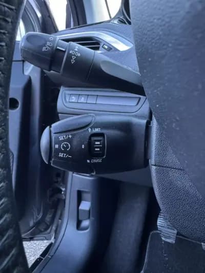 Sell Peugeot 2008 2016 - 12990 EUR, 160000 km - AUTO.MOTO.pt