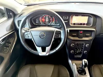 Vendo Volvo V40 2017 - 17490 EUR, 131420 km - AUTO.MOTO.pt