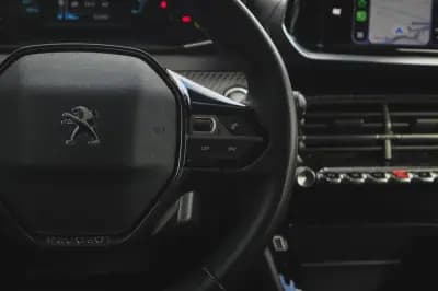 Sell Peugeot e-2008 2021 - 21750 EUR, 62670 km - AUTO.MOTO.pt