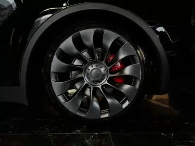 Vendo Tesla Model Y 2024 - 43990 EUR, 35600 km - AUTO.MOTO.pt