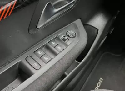 Vendo Peugeot 208 2023 - 13750 EUR, 62065 km - AUTO.MOTO.pt