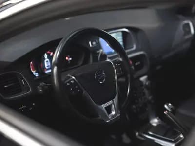 Sell Volvo V40 2015 - 13990 EUR, 147000 km - AUTO.MOTO.pt