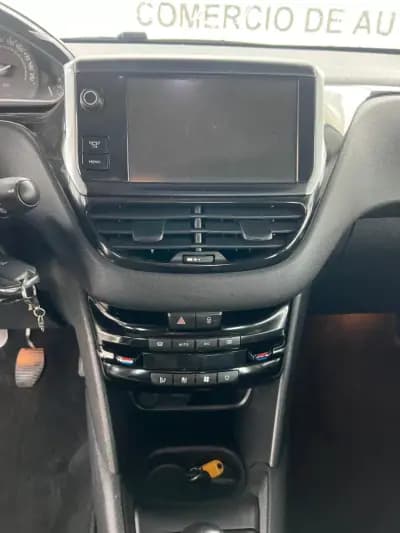 Vendo Peugeot 208 2016 - 7500 EUR, 302200 km - AUTO.MOTO.pt