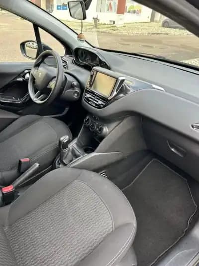 Vendo Peugeot 208 2017 - 9980 EUR, 129000 km - AUTO.MOTO.pt