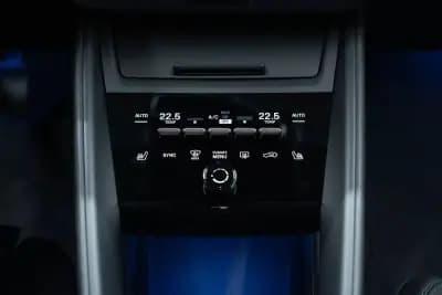 Vendo Porsche Macan 2025 - 88950 EUR, 14000 km - AUTO.MOTO.pt