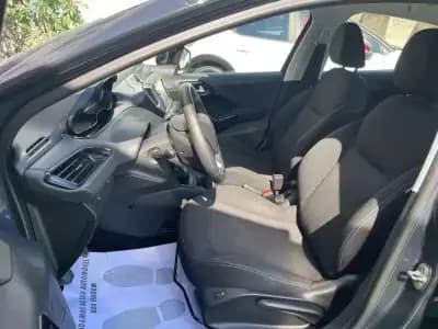 Vendo Peugeot 208 2017 - 8250 EUR, 130754 km - AUTO.MOTO.pt