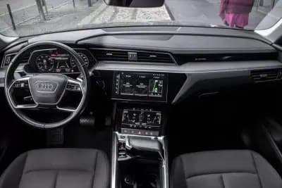 Vendo Audi Q8 e-Tron Sportback 2023 - 52900 EUR, 34353 km - AUTO.MOTO.pt