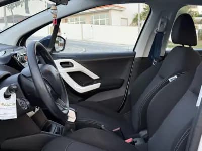 Vendo Peugeot 208 2016 - 7500 EUR, 121000 km - AUTO.MOTO.pt