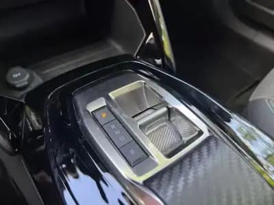 Vendo Peugeot e-2008 2022 - 21990 EUR, 30000 km - AUTO.MOTO.pt