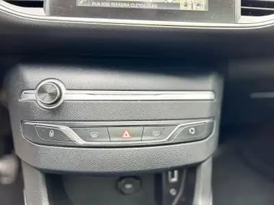 Vendo Peugeot 308 2015 - 8900 EUR, 210000 km - AUTO.MOTO.pt