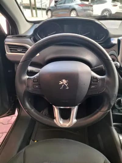 Vendo Peugeot 208 2017 - 10750 EUR, 96000 km - AUTO.MOTO.pt