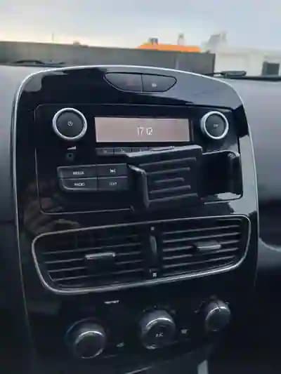 Vendo Renault Clio 2017 - 8000 EUR, 183976 km - AUTO.MOTO.pt