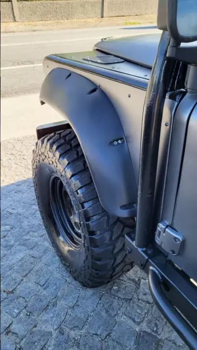 Vendo Land Rover Defender 2001 - 35000 EUR, 81787 km - AUTO.MOTO.pt