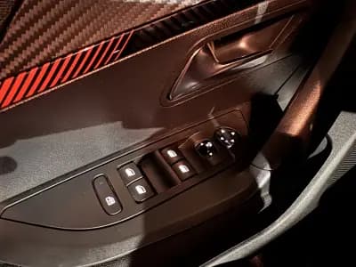 Vendo Peugeot e-2008 2021 - 19900 EUR, 40000 km - AUTO.MOTO.pt