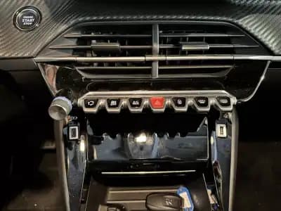 Sell Peugeot e-208 2023 - 22500 EUR, 24843 km - AUTO.MOTO.pt