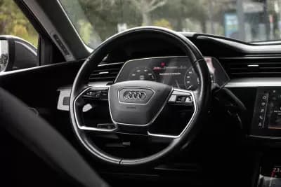 Vendo Audi Q8 e-Tron Sportback 2023 - 52900 EUR, 34353 km - AUTO.MOTO.pt