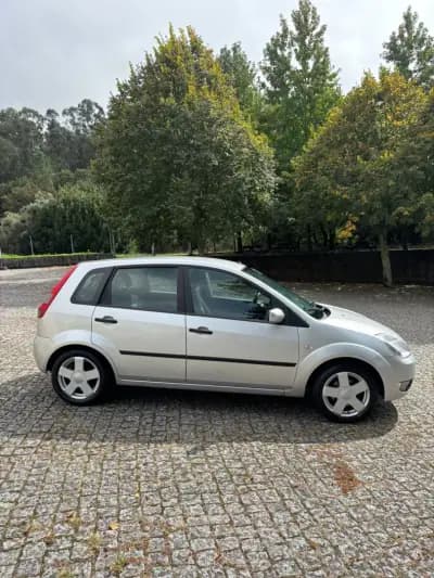 Vendo Ford Fiesta 2005 - 4990 EUR, 204000 km - AUTO.MOTO.pt