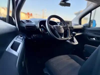 Vendo Opel Combo 2022 - 18450 EUR, 134000 km - AUTO.MOTO.pt
