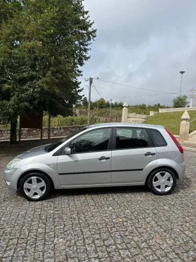 Vendo Ford Fiesta 2005 - 4990 EUR, 204000 km - AUTO.MOTO.pt