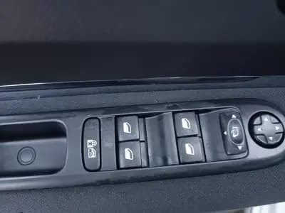 Vendo Peugeot 3008 2014 - 8000 EUR, 304000 km - AUTO.MOTO.pt