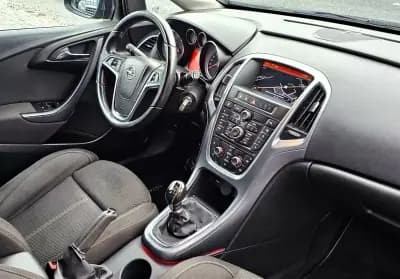 Vendo Opel Astra Sports Tourer 2015 - 8999 EUR, 250000 km - AUTO.MOTO.pt