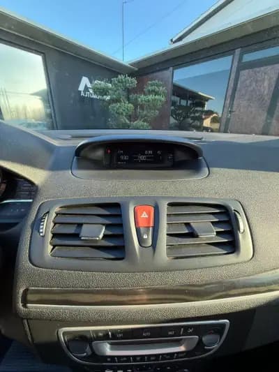 Vendo Renault Mégane 2011 - 5750 EUR, 219739 km - AUTO.MOTO.pt