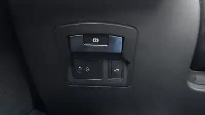 Vendo Land Rover Range Rover Velar 2019 - 37650 EUR, 96521 km - AUTO.MOTO.pt