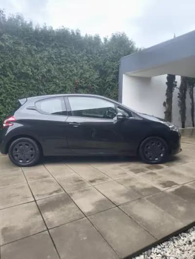 Vendo Peugeot 208 2013 - 8900 EUR, 157000 km - AUTO.MOTO.pt