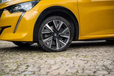 Vendo Peugeot e-208 2023 - 17900 EUR, 25000 km - AUTO.MOTO.pt