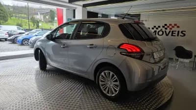 Sell Peugeot 208 2019 - 9900 EUR, 179951 km - AUTO.MOTO.pt