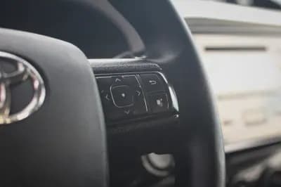 Sell Toyota Hilux 2023 - 44900 EUR, 17280 km - AUTO.MOTO.pt