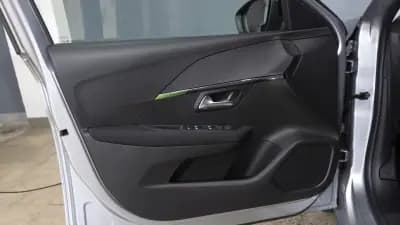 Vendo Peugeot 208 2024 - 16450 EUR, 29000 km - AUTO.MOTO.pt