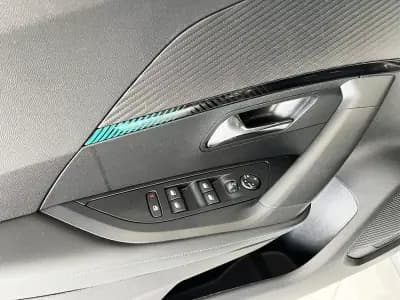 Vendo Peugeot e-2008 2022 - 21600 EUR, 30171 km - AUTO.MOTO.pt