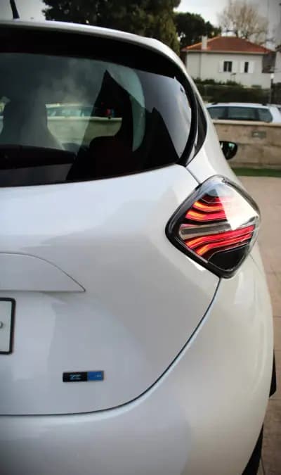 Vendo Renault Zoe 2020 - 14350 EUR, 62000 km - AUTO.MOTO.pt