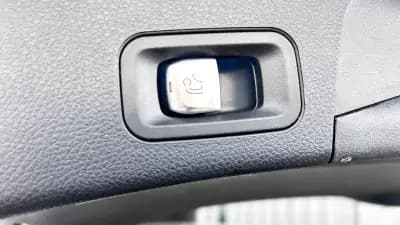 Vendo Mercedes-Benz C 300 2021 - 27500 EUR, 201000 km - AUTO.MOTO.pt