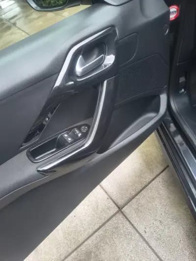 Vendo Peugeot 208 2013 - 8900 EUR, 157000 km - AUTO.MOTO.pt