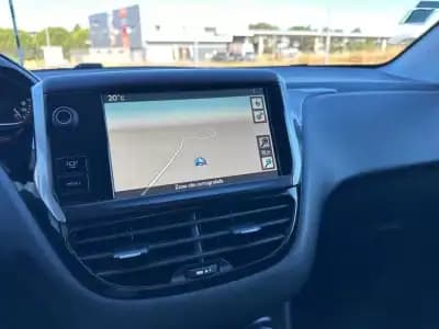 Vendo Peugeot 208 2013 - 10990 EUR, 129992 km - AUTO.MOTO.pt