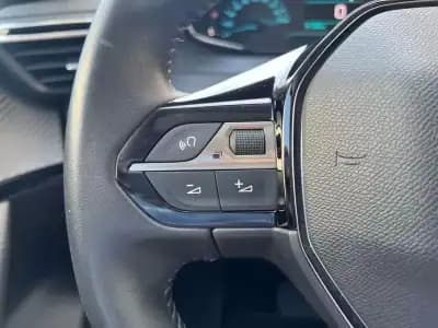 Vendo Peugeot e-2008 2022 - 21990 EUR, 30000 km - AUTO.MOTO.pt