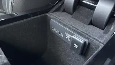 Vendo Land Rover Range Rover Velar 2019 - 37650 EUR, 96521 km - AUTO.MOTO.pt