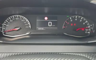 Vendo Peugeot 2008 2023 - 19750 EUR, 69580 km - AUTO.MOTO.pt